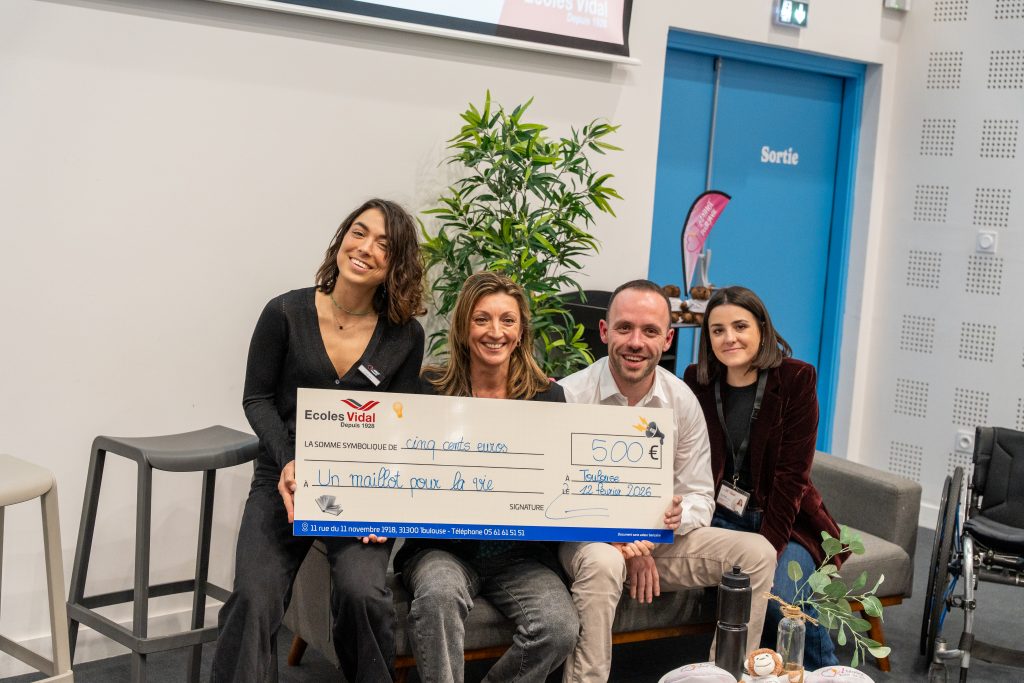 Photo des bénévoles et de Jonathan Hivernat avec le chèque de 500 € destiné à l'association.